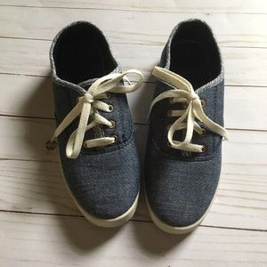 Canvas shoes